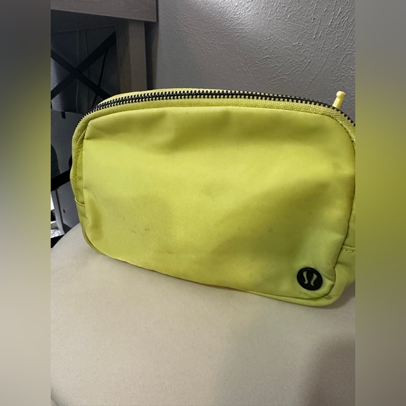 Lululemon Everywhere Belt Bag *1L-Lemon Vibe - Picture 4 of 12